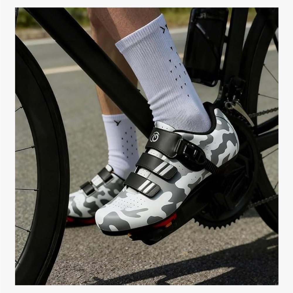 Women's White & Gray Camo Cycling Shoes with Secure Buckle Brande New size 8.